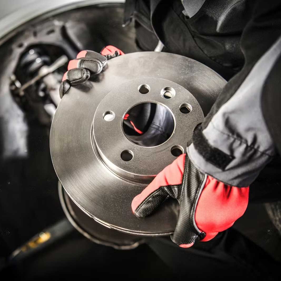 Travail de freinage dans l'atelier ACC Garage à Sausheim